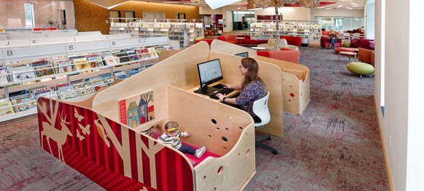 una-scrivania-a-misura-di-neomamma-limmagine-di-una-biblioteca-della-virginia-fa-il-giro-del-web