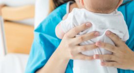 scambio-di-neonati-a-brescia-allatta-la-bambina-sbagliata-denunciato-lospedale