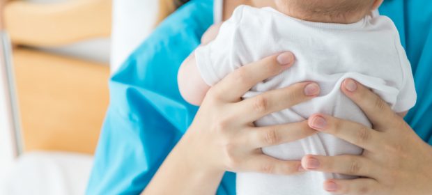 scambio-di-neonati-a-brescia-allatta-la-bambina-sbagliata-denunciato-lospedale