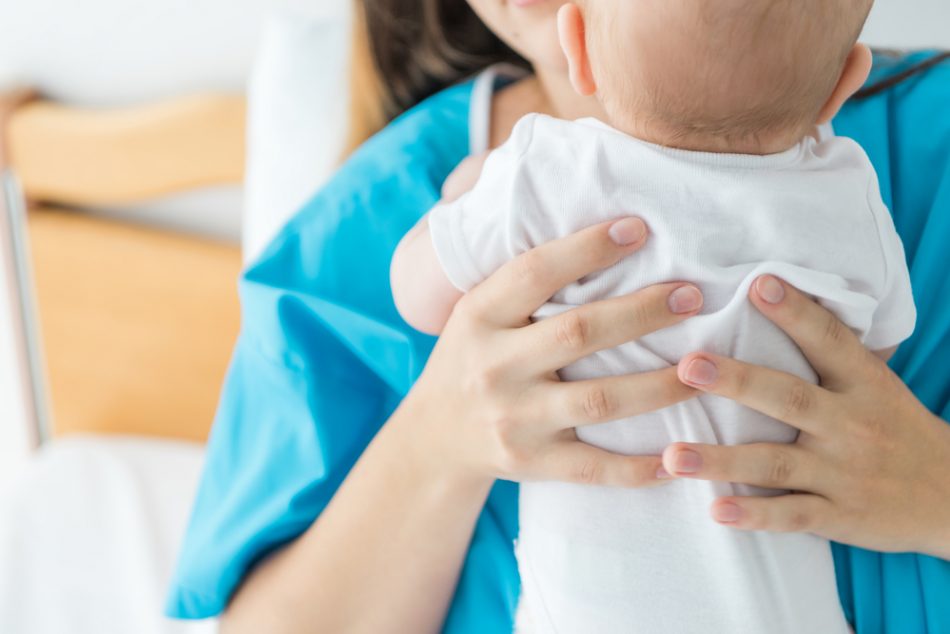 scambio-di-neonati-a-brescia-allatta-la-bambina-sbagliata-denunciato-lospedale