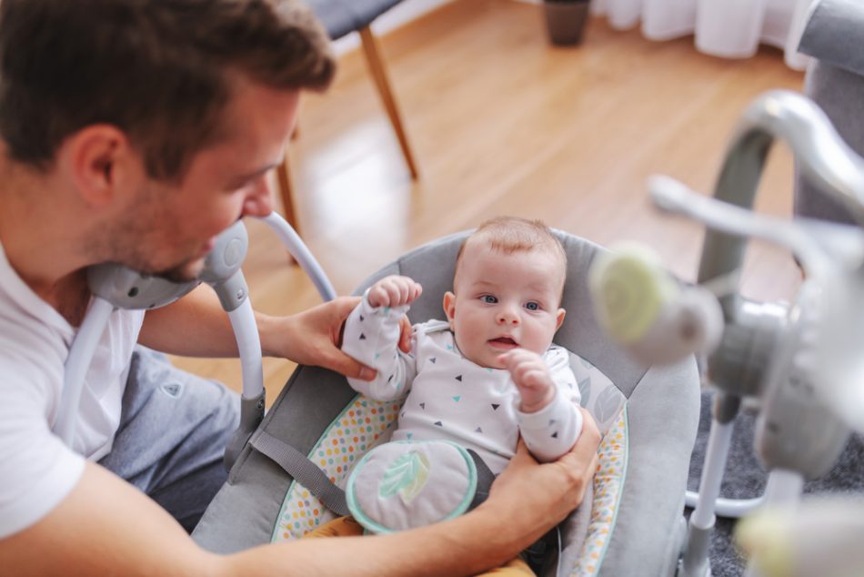 tre-mesi-di-congedo-parentale-per-i-papa-la-proposta-di-legge
