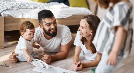 essere-mamme-e-papa-non-persone-migliori-ma-piu-innamorate