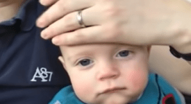 papa-fa-addormentare-il-bimbo-con-delle-carezze-sul-viso-il-video-incanta-il-web