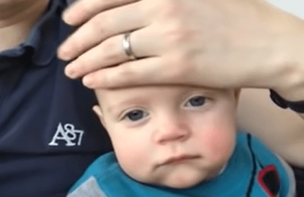 papa-fa-addormentare-il-bimbo-con-delle-carezze-sul-viso-il-video-incanta-il-web