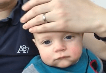 papa-fa-addormentare-il-bimbo-con-delle-carezze-sul-viso-il-video-incanta-il-web