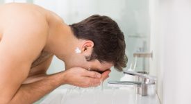 perche-i-papa-passano-tanto-tempo-in-bagno-ecco-la-spiegazione