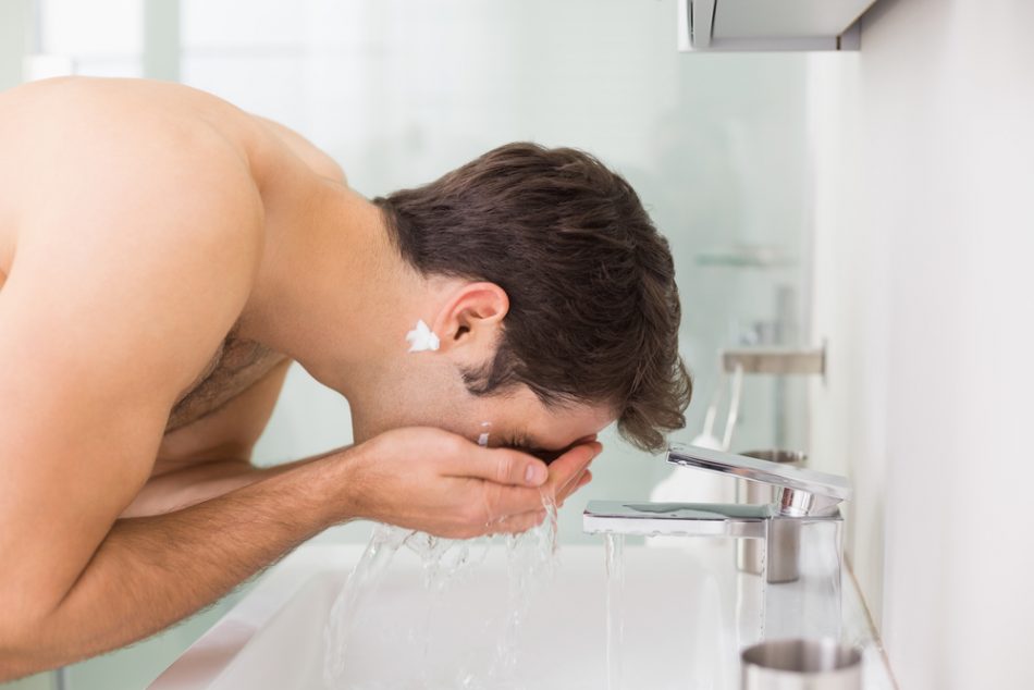 perche-i-papa-passano-tanto-tempo-in-bagno-ecco-la-spiegazione