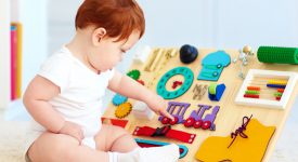 busy-board-la-tavola-per-stimolare-i-sensi-dei-bambini