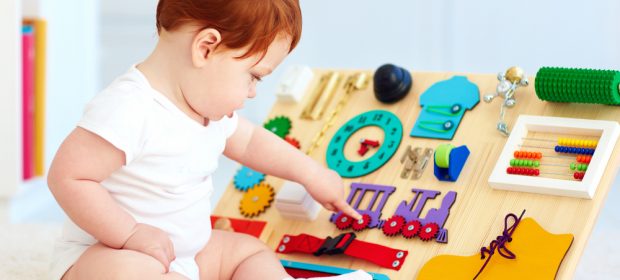 busy-board-la-tavola-per-stimolare-i-sensi-dei-bambini