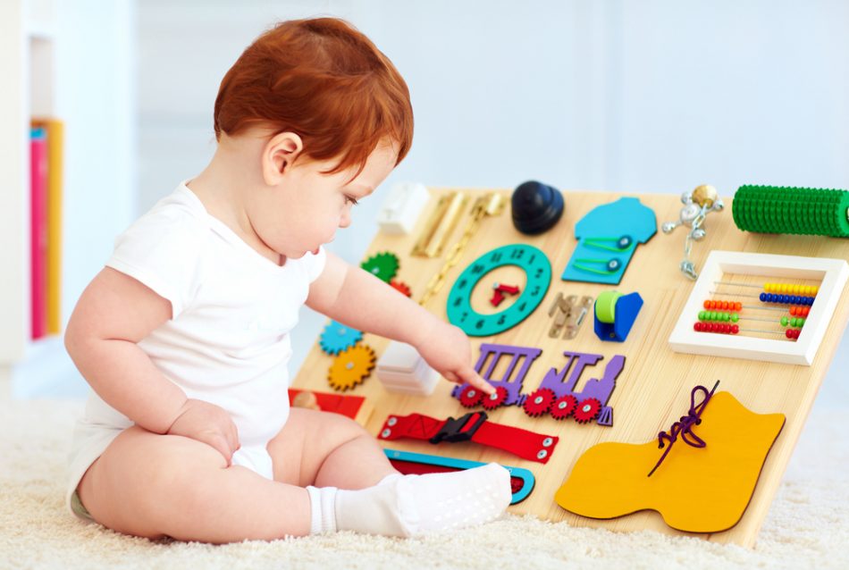 busy-board-la-tavola-per-stimolare-i-sensi-dei-bambini