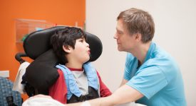 mamma-lavoratrice-non-puo-assistere-il-figlio-malato-i-colleghi-le-regalano-le-loro-ferie