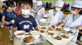 cibo-servito-dai-bambini-e-niente-bidelli-ecco-il-modello-educativo-giapponese