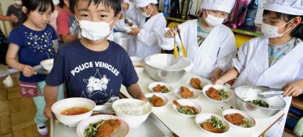 cibo-servito-dai-bambini-e-niente-bidelli-ecco-il-modello-educativo-giapponese