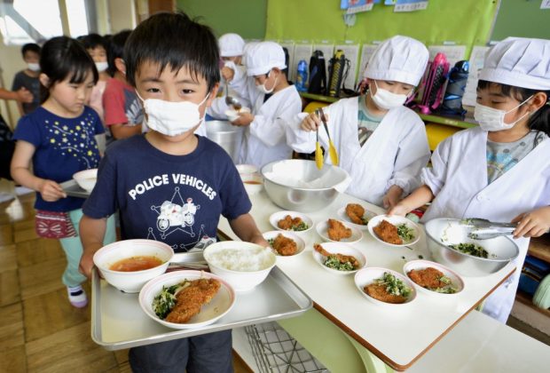 cibo-servito-dai-bambini-e-niente-bidelli-ecco-il-modello-educativo-giapponese