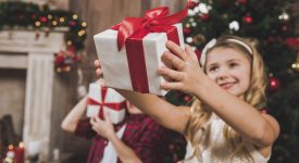 promette-un-pandoro-alla-figlia-ma-non-ha-soldi-sulla-carta-glielo-regala-una-bambina