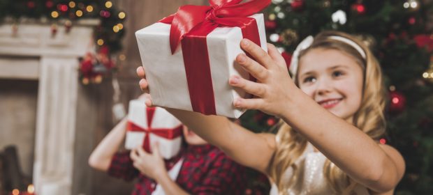promette-un-pandoro-alla-figlia-ma-non-ha-soldi-sulla-carta-glielo-regala-una-bambina