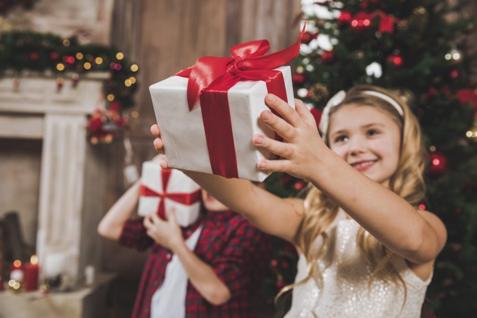 promette-un-pandoro-alla-figlia-ma-non-ha-soldi-sulla-carta-glielo-regala-una-bambina