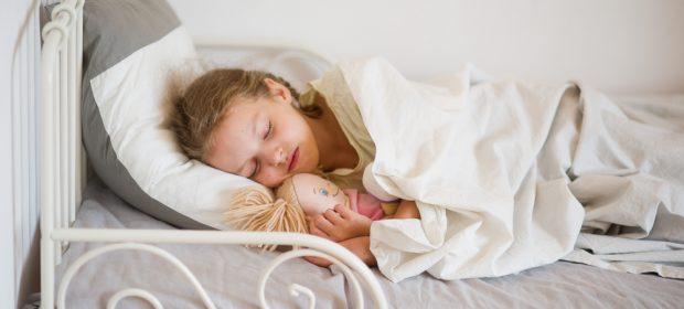 come-e-quando-abituare-il-bambino-a-dormire-nella-cameretta