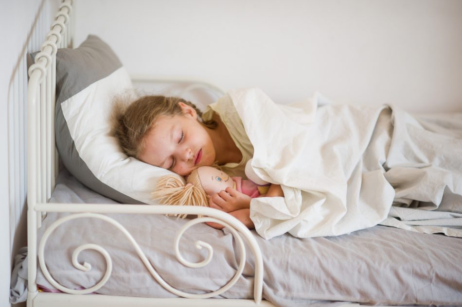 come-e-quando-abituare-il-bambino-a-dormire-nella-cameretta